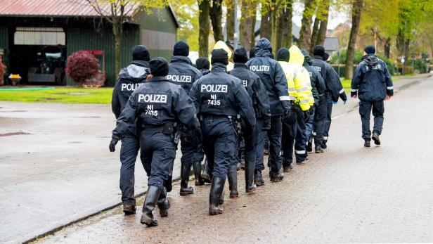 Deutsche Polizisten suchen weiter nach dem vermissten Arian