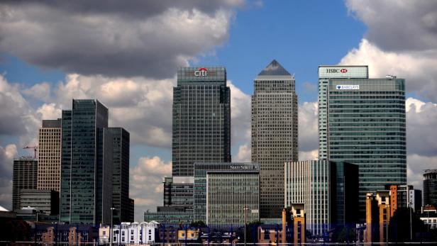 epa03276334 (FILE) A file photo dated 02 March 2009 showing a general view of Canary Wharf in London, with buildings of HSBC, Barclays, Citi and State Street among others. The rating agency Moody&#039;s late 21 June 2012 downgraded 15 large banks and securities firms with international reach, including Deutsche Bank, citing the escalating turmoil in capital markets. The list includes Barclays, Citigroup, Credit Suisse Group AG, HSBC Holdings, Morgan Stanley, Royal Bank of Scotland Group, BNP Paribas, Credit Agricole, Royal Bank of Canada, Societe Generale and UBS AG, according to a statement on Moody&#039;s website. EPA/ANDY RAIN