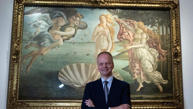 Florenzer Bürgermeisterkandidat Eike Schmidt in den Uffizien vor der Venus von Botticelli