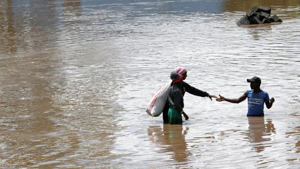 Symbolbild: Menschen in einem Fluss in Afrika