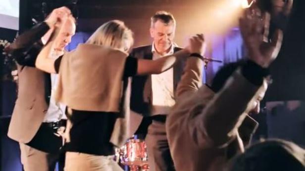 Der frisch gekürte Stadtchef Johannes Anzengruber tanzte am Sonntagabend mit seinem grünen Vorgänger Georg Willi und SPÖ-Frontfrau Elli Mayr Sirtaki