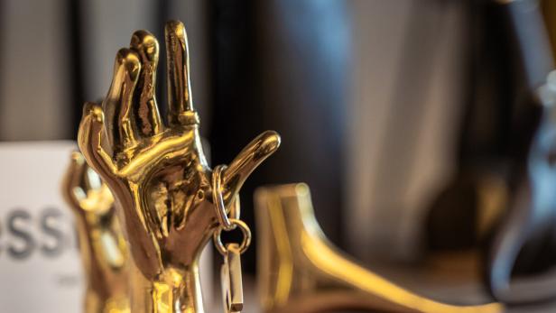 Hände wie dieser Ringhalter sind zentrale Objekte der Werkstätte Carl Auböck. Sie eignen sich mitunter für humorige Spielereien  