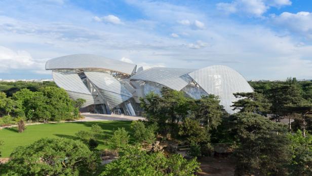 Fondation Louis Vuitton Der für seine dekonstruktivistische Architektur bekannte Baukünstler Frank Gehry (Guggenheim-Museum im spanischen Bilbao) bescherte nun auch Paris – im Auftrag der weltgrößten Luxusmarke – eine prestigeträchtige  Bauplastik. 