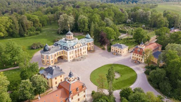 Barockschloss umgeben von grüner Parkanlage