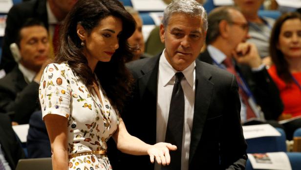 Amal gibt George Clooney den Weg vor