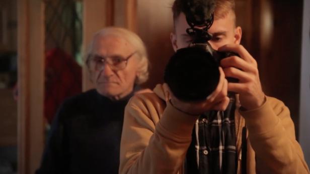 Igor Ivanko (re.) filmte ein berührendes Porträt seines an Demenz erkrankten Großvaters