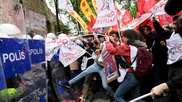 Clashes during May Day protests in Istanbul