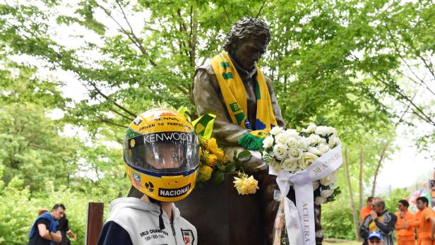 Ein junger Fan vor der Senna-Statue