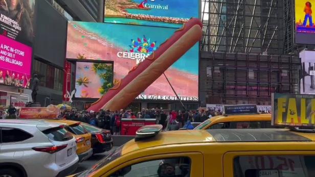 New York: Auf dem Times Square steht jetzt ein Riesen-Hotdog