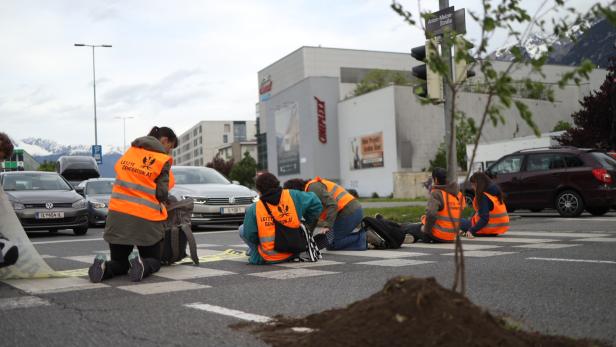 Klimaaktivisten blockierten in Innsbruck und pflanzten Baum