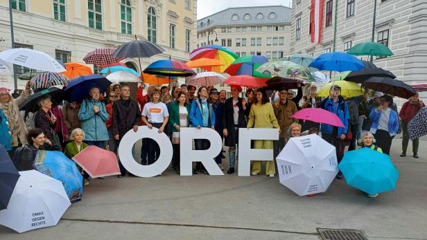 Mit Schirmen gegen Politikeinfluss: Demonstranten fürchten um ORF