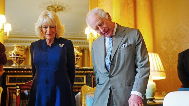 Camilla und Charles begutachten die Krönungsrolle