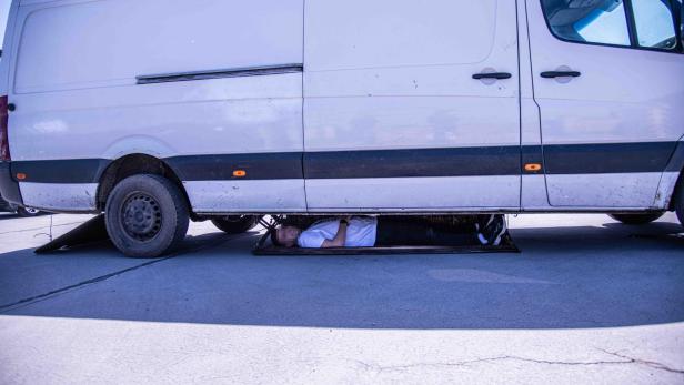 Mödling: Schlepperfahrzeug mit Boxen unter Bodenplatte angehalten