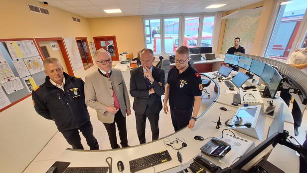 Neues Alarmierungssystem für die Feuerwehr-Alarmzentralen in NÖ ist in Betrieb: vl. Fahrafellner, Pernkopf, Karner und Disponent