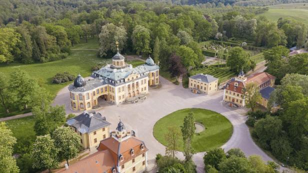 Prunkvolles Barock-Schloss in einem grünen Park.