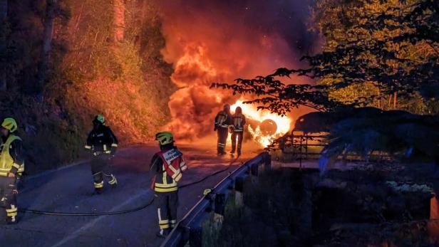 NÖ: Alarm um brennenden Geländewagen im Waldgebiet
