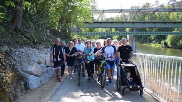 Stadtrepräsentanten mit Bürgermeister Haberhauer und Vize Hörlezeder inspezierten neuen Radwegabschnitt