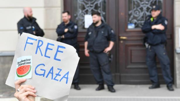 Vermummte anti-israelische Aktivisten stürmen Universität in Berlin