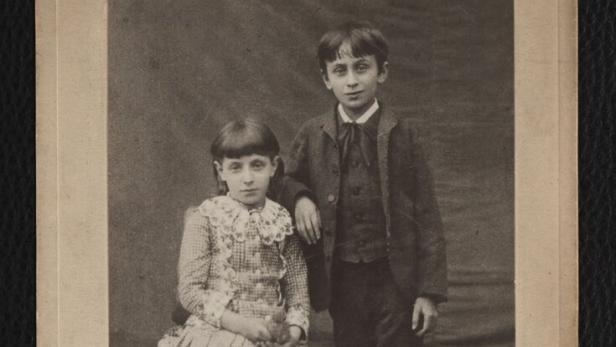 Karl Kraus mit Lieblingsschwester Mizzi um 1885.
