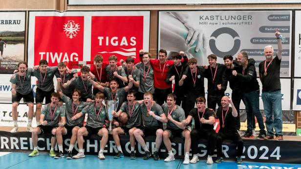Die Handballer von Westwien feiern den Cup-Titel