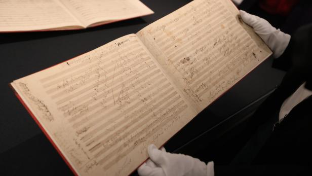 Die Wiener Philharmoniker holten mit dem Theatermuseum und der Staatsbibliothek zu Berlin auch die größte je in Österreich gezeigte Auswahl an Blättern der handschriftlichen Partitur nach Wien (bis 1. Juli, Theatermuseum)