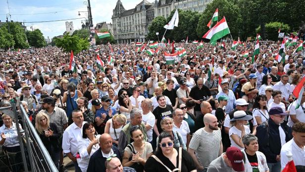 Debrecen: Zehntausende folgten Magyar-Aufruf und protestierten gegen Orbán