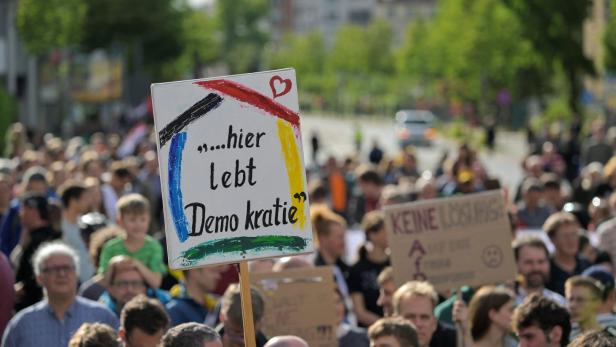 Demonstration in Dresden nach Angriff auf SPD-Politiker: 17-Jähriger stellt sich