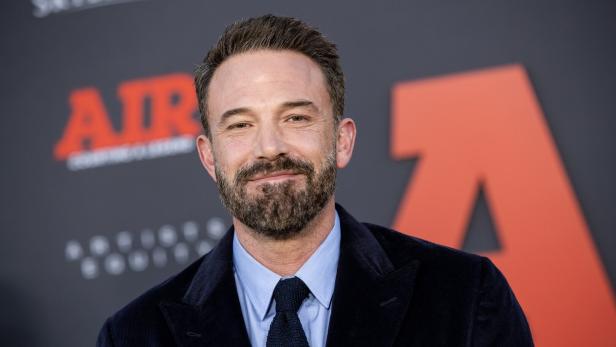 Ben Affleck vor dem Hintergrund des Logos des Films „Air“.