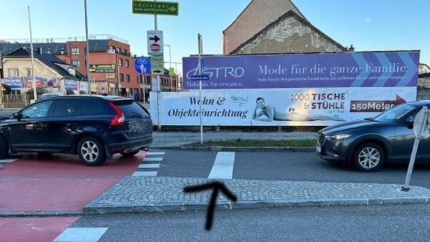 Die Kreuzung in Vösendorf: Gabriele Czeiner hat das Verhalten der Autofahrer an der Haltelinie über längere Zeit beobachtet.