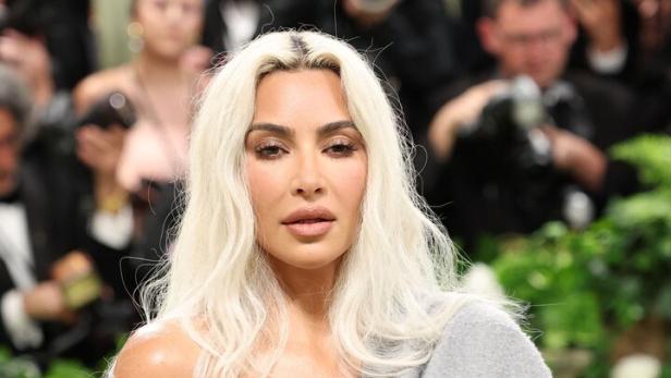 Wo ist Kim Kardashians Taille? Klatsch und Tratsch von der Met Gala 2024