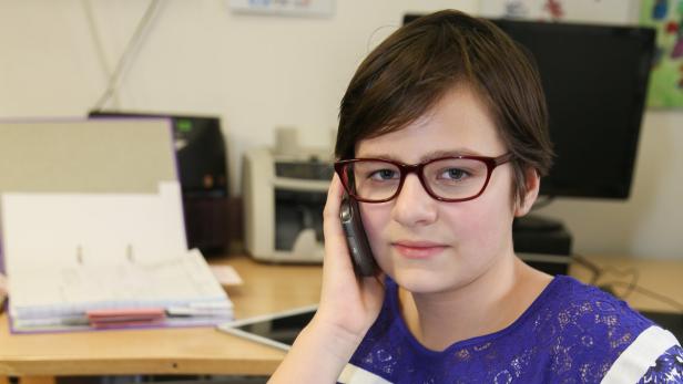 Die zehnjährige Lena Rohrer surfte um 6000 Euro am Handy