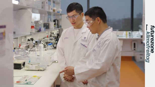 Zhuyuan Wang (li.) und Xiwang Zhang mit ihrem Nanogenerator, in dem  als Treibstoff dient, um Ionen zu trennen und Strom zu erzeugen