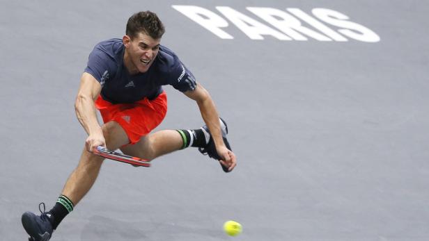 Dominic Thiem schlägt einen Tennisball in Paris.