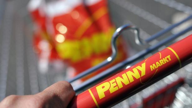 Ein Einkaufswagen von Penny Markt wird geschoben.