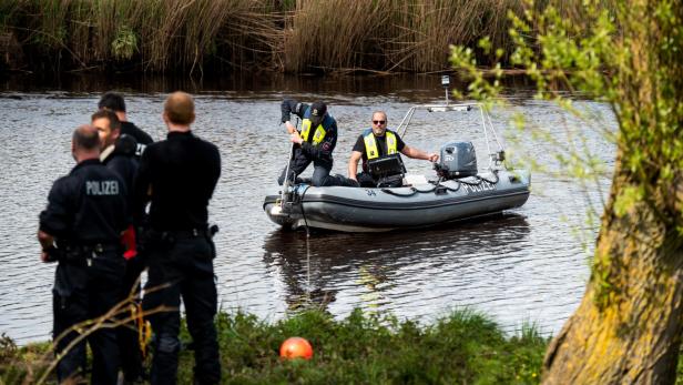Polizei-Schlauchboote suchen im Wasser nach vermisstem Arian
