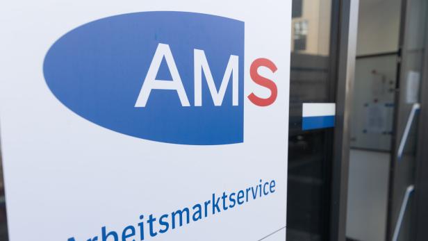 Das Logo des Arbeitsmarktservice (AMS) an einer Eingangstür.