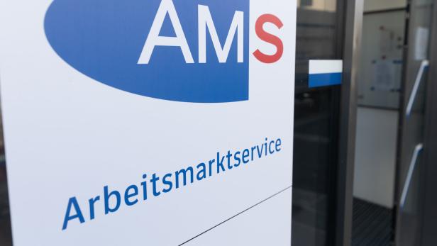 Das Logo des Arbeitsmarktservice (AMS) an einer Eingangstür.