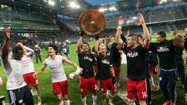 Fußballspieler von RB Salzburg feiern den Gewinn der österreichischen Bundesliga-Meisterschaft 2014.