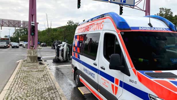 Schwerer Verkehrsunfall in Floridsdorf - Pkw prallte gegen Masten