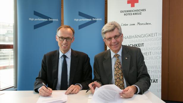(v. l.n.r.) Mag. Klaus Malle, Country Managing Director von Accenture, Dr. Werner Kerschbaum, Generalsekretär des Österreichischen Roten Kreuzes