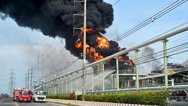Mindestens ein Toter nach Explosion von Chemietank: Feuer außer Kontrolle