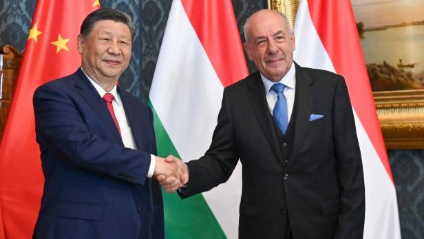 Chinas Präsident Xi Jinping und sein ungarischer Amtskollege Tamas Sulyok am Donnerstag