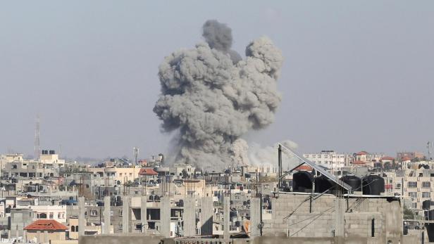 FILE PHOTO: Smoke rises following Israeli strikes, amid the ongoing conflict between Israel and the Palestinian Islamist group Hamas, in Rafah