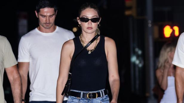 Gigi Hadid geht nachts auf der Straße.