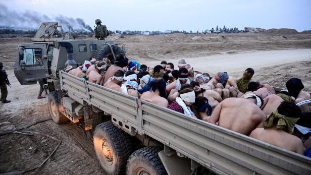 Palästinensische Gefangene in einem israelischen Militärtransporter, aufgenommen im Dezember.