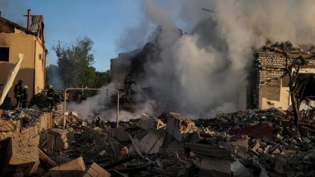 Trümmer in Charkiw nach dem Einschlag russischer Raketen 2024