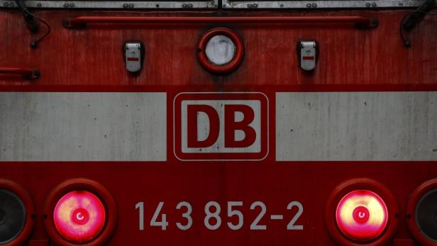 Detailansicht einer roten Lokomotive der Deutschen Bahn mit der Nummer 143 852-2.