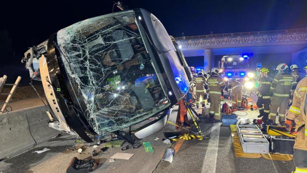 Umgestürzter Reisebus auf A1 in Salzburg