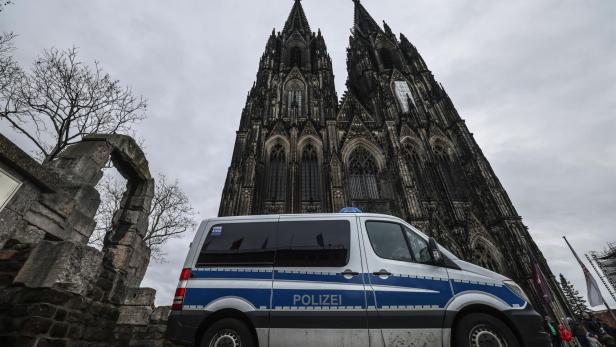 Symbolbild: Polizei am Dom in Köln