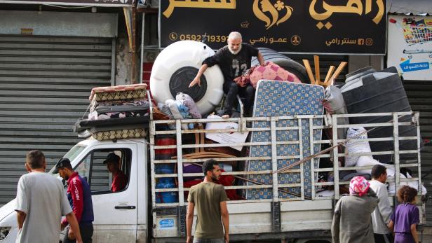 Fliehende Zivilisten in Rafah verstauen ihren Besitz in einem LKW